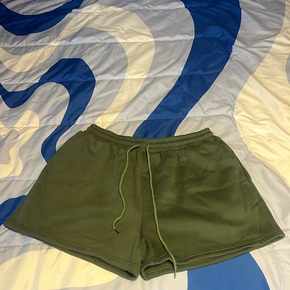 Never worn women’s sweatpants material shorts size XL - Picture 2 of 7